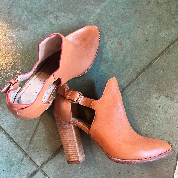 Elizabeth and James :: Suri Cutout Booties - Picture 7 of 10